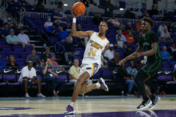 IMA JEDNU RUKU I IGRAĆE U NBA?! Zakucava, šutira trojke, udara blokade i krade lopte (VIDEO)