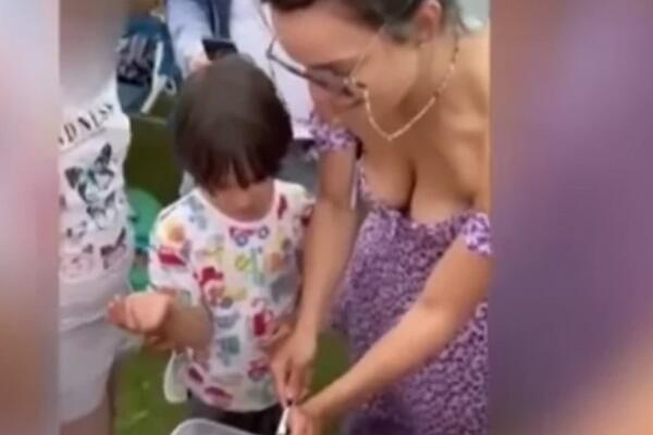 GORE SVEĆICE, A GORI I BUJNO POPRSJE: Jedna mama je na sebe navukla GNEV zbog OVOGA, pa im ZAČEPILA GUBICU! (VIDEO)
