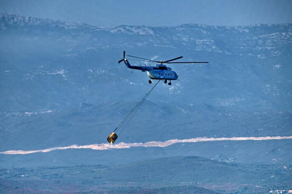 KANADER LETI TIK IZNAD KUPAČA: Još jedan POŽAR na HRVATSKOM PRIMORJU! (FOTO)
