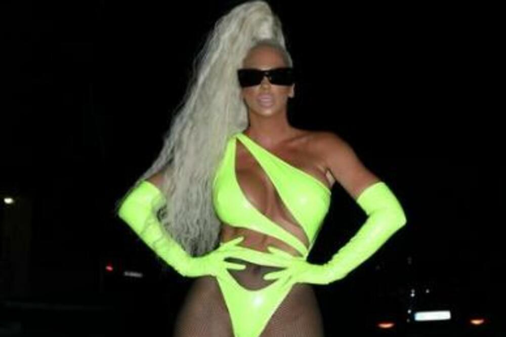 JELENA KARLEUŠA ZABRINULA FANOVE: Svi bulje u njenu ZADNJICU i pitaju se ŠTA JE OVO ZALEPILA?!