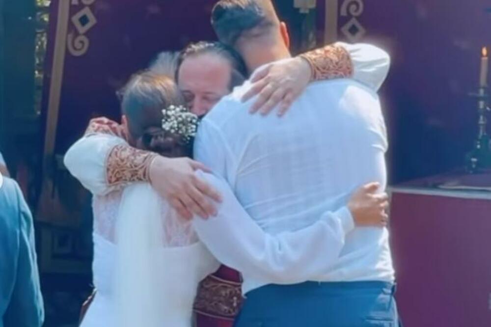 OŽENIO SE RADULJICA, A SVI BRUJE O MLADINOJ VENČANICI: Malo ko bi DANAS OVO NOSIO, napravljena SAMO ZA NJU! (FOTO)