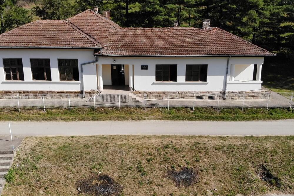 RODITELJI U IVANJIČKIM SELIMA U STRAHU: Strepe da će im se UGASITI ŠKOLE i da će decu morati DA ŠALJU U GRAD!