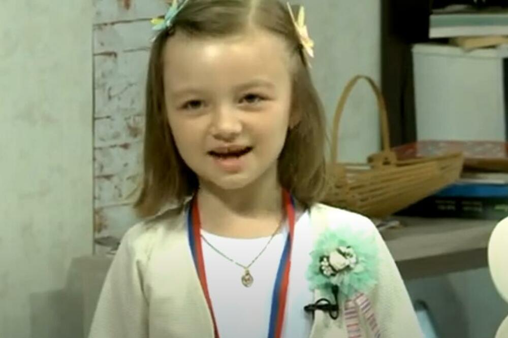 IMA 7 GODINA, A VEĆ ZNA VIŠE OD HILJADU RODOLJUBIVIH PESAMA: Upoznajte najtalentovaniju u Srbiji!