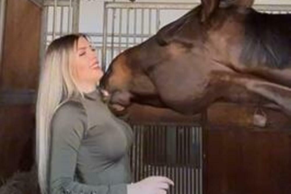 KONJ NAPASTVOVAO ŽENU, SNIMLJENO! Navalio na OGROMNE GRUDI, ONE POLETELE DO NEBESA (VIDEO)