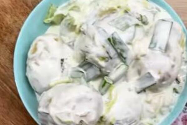 SALATA SA MLADIM KROMPIRIĆIMA OSVEŽAVA LETNJE DANE: Brzinska i previše ukusna (RECEPT)