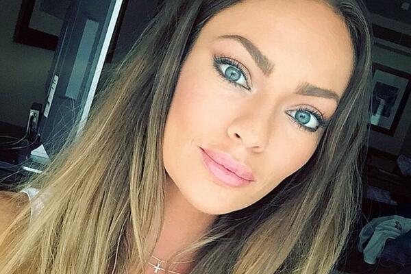 OTAC JE NAPUSTIO, PALA U DEPRESIJU I IZGLEDALA K'O KOSTUR: Sad se milioni dive njenom savršeno izvajanom telu! FOTO