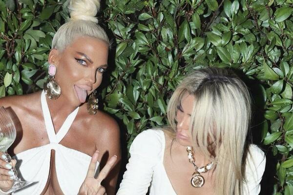 KARLEUŠA POSLE RAZVODA ŽIVI DRUGI ŽIVOT: Pozirala sa NAJBOLJOM DRUGARICOM i to baš VRELO! (FOTO)