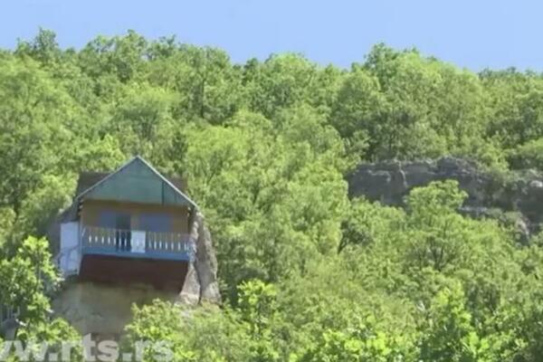 MIROSLAV IZ OREOVCA IMA NAJČUDNIJU KUĆU U SRBIJI: Još pre 4 decenije napravio svoj LEBDEĆI DVORAC! (FOTO)