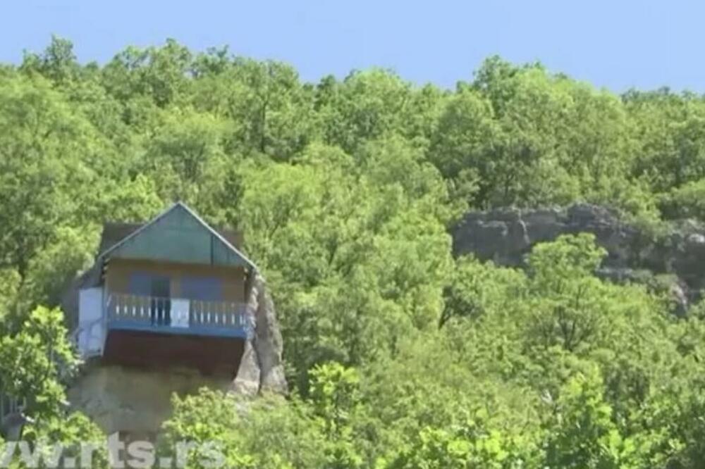 MIROSLAV IZ OREOVCA IMA NAJČUDNIJU KUĆU U SRBIJI: Još pre 4 decenije napravio svoj LEBDEĆI DVORAC! (FOTO)