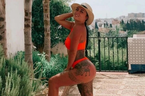 MUŠKARCI JOJ SE KLANJAJU JER RADI TO "PUNOM PAROM" Isplivale i fotografije BEZ CENZURE, AU! (FOTO)