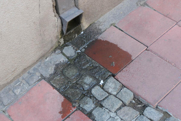 Ako vam klima kaplje odozgo, inspekcija može da vam zakuca na vrata: Kazne paprene, komšije prijavljuju!