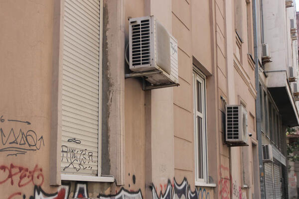 DOSTA VAM JE KLIMA UREĐAJA KOJI VAM KAPLJU NA GLAVU? Možete se žaliti, postoje nadležni i za TO!