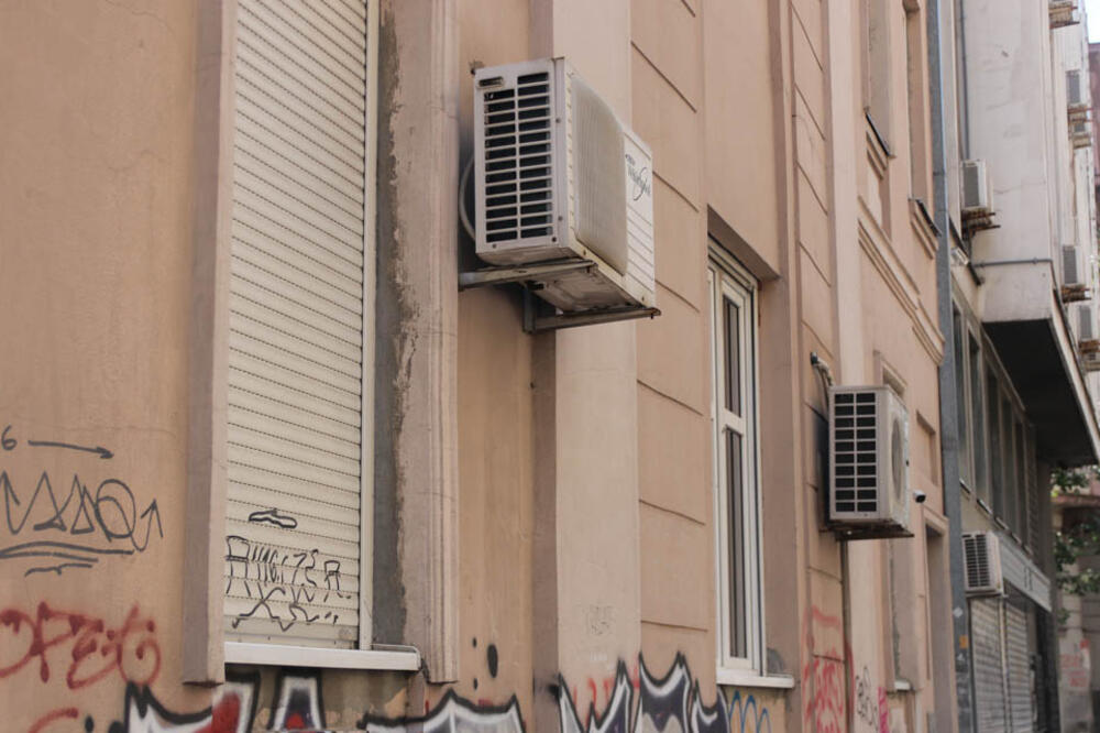 DOSTA VAM JE KLIMA UREĐAJA KOJI VAM KAPLJU NA GLAVU? Možete se žaliti, postoje nadležni i za TO!