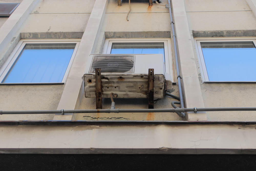 DOKTOR OTKRIO DA LI SMEMO DA SPAVAMO SA UPALJENOM KLIMOM: Pola SRBIJE nije imalo pojma kako UTIČE NA ZDRAVLJE