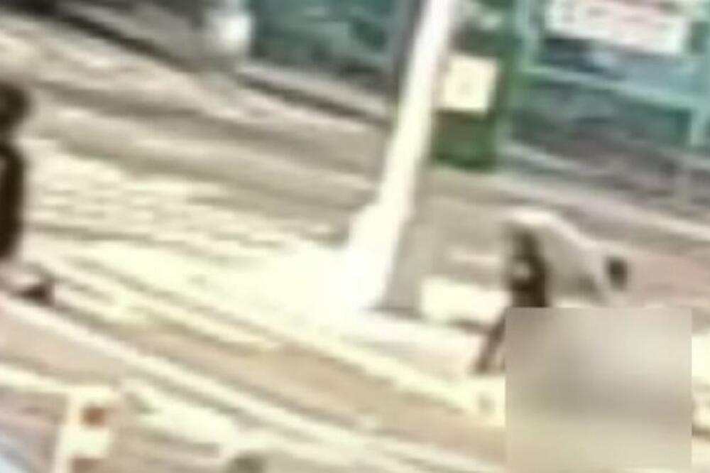 UDARILI PEŠAKA KOLIMA DOK JE ŠETAO TROTOAROM: Ni tu se nisu ZAUSTAVILI, usledio još veći UŽAS! (VIDEO)