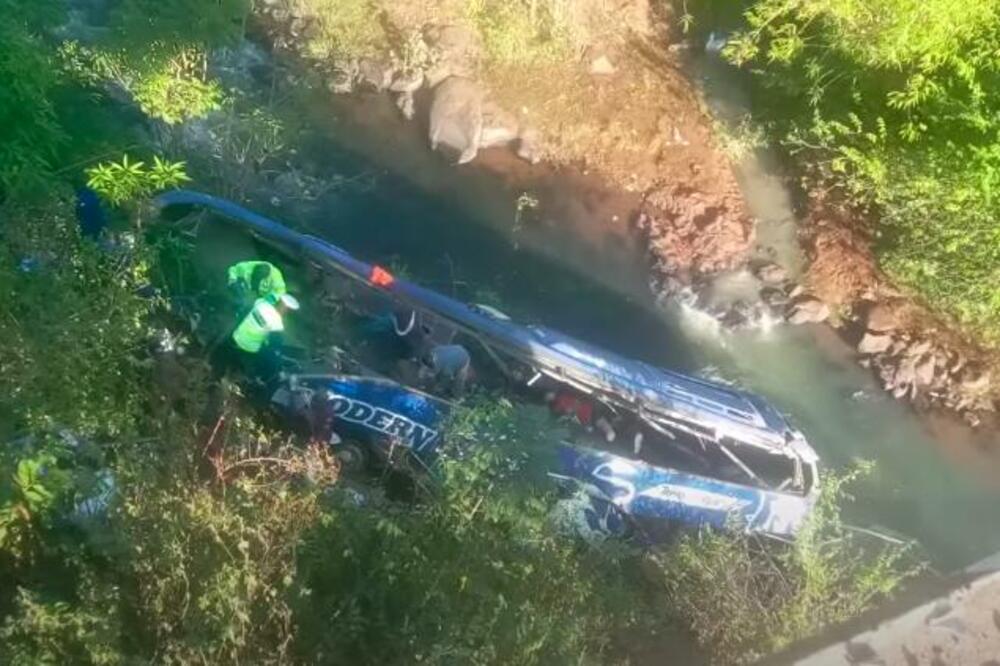TEŠKA NESREĆA U KENIJI: Autobus pao sa mosta u reku, 4 osobe POGINULE (VIDEO)