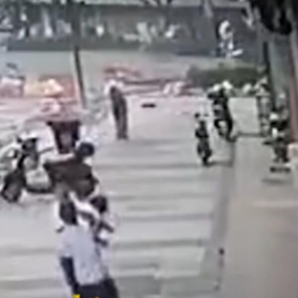 UZNEMIRUJUĆ SNIMAK, DEVOJČICA PADA SA 5. SPRATA: Snimljen i kraj (VIDEO)