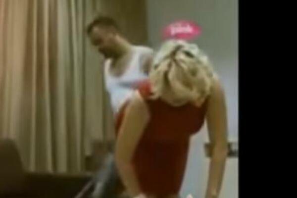 SUZANA MANČIĆ BI OVAJ SNIMAK ZAPALILA DA MOŽE: Pun je EROTSKOG NABOJA, ON IZA NJE, nije za slabo srce! (VIDEO)