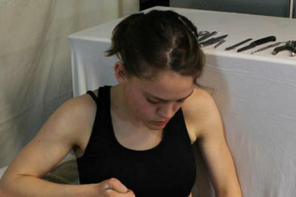 MEDICINSKA SESTRA JE DONELA NA TACNI RODITELJIMA: Šokantan snimak obišao planetu (FOTO)