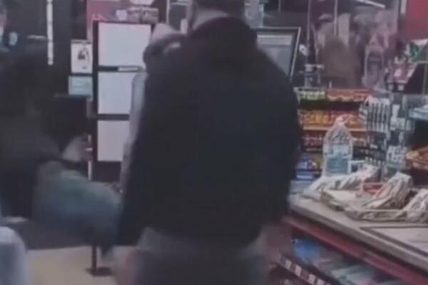 NOKAUT U MILISEKUNDI! Pokušao da ŠUTNE limenku, pa dobio DIREKTNO U FACU (VIDEO)