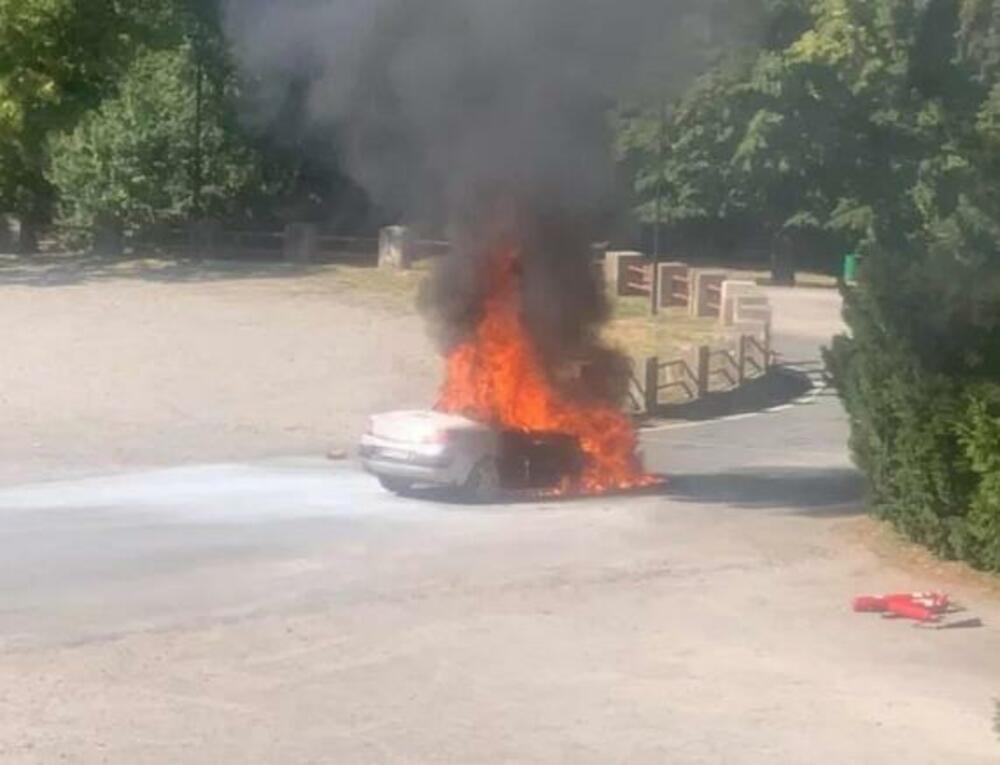 Zapalio se auto na Avali