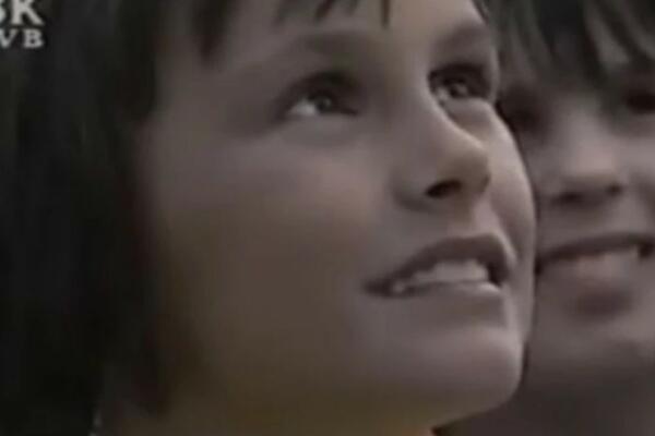 DEVOJČICU SA FOTKE SVI ZNATE: Danas je sve VELIKA MISTERIJA, bićete ŠOKIRANI kada shvatite o kome je reč!