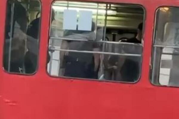 FILMSKA AKCIJA PRIVOĐENJA NA VOŽDOVCU: Saslušavali dvojicu mladića U TRAMVAJU, zaustavljen i saobraćaj (VIDEO)