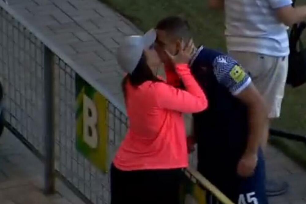 POLJUBAC KOJI TOPI SRCE U VRELIM DANIMA! Za sjajne Krstovićeve igre zaslužna njegova podrška sa tribina! (VIDEO)