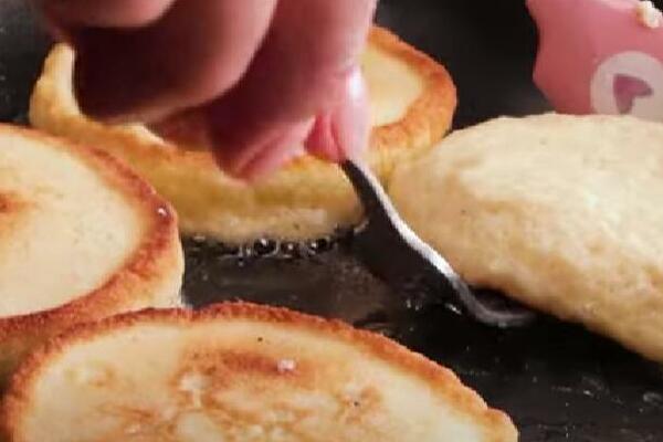 ORIGINALAN RECEPT ZA AMERIČKE PALAČINKE: Ubacite 2 sastojka u smesu i biće MEKANE I VAZDUŠASTE