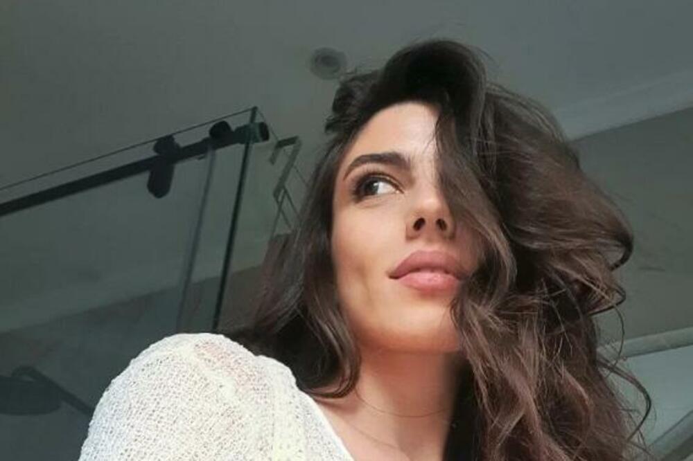 SKINULA SE I BIKOVIĆEVA DEVOJKA! On je viđa u OVOM IZDANJU svaki dan, a sada možemo i MI, ŽIVA VATRA!