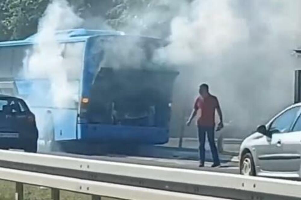 DRAMA NA TOŠINOM BUNARU: Gori autobus, PLAMEN BUKTI! (VIDEO)