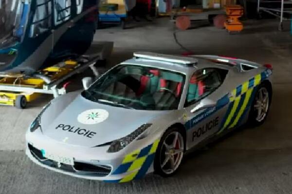 FERARIJEM NA KRIMINALCE: Češka policija ima novog KECA U RUKAVU, ovako se bore sa AGRESIVNIM VOZAČIMA! (VIDEO)