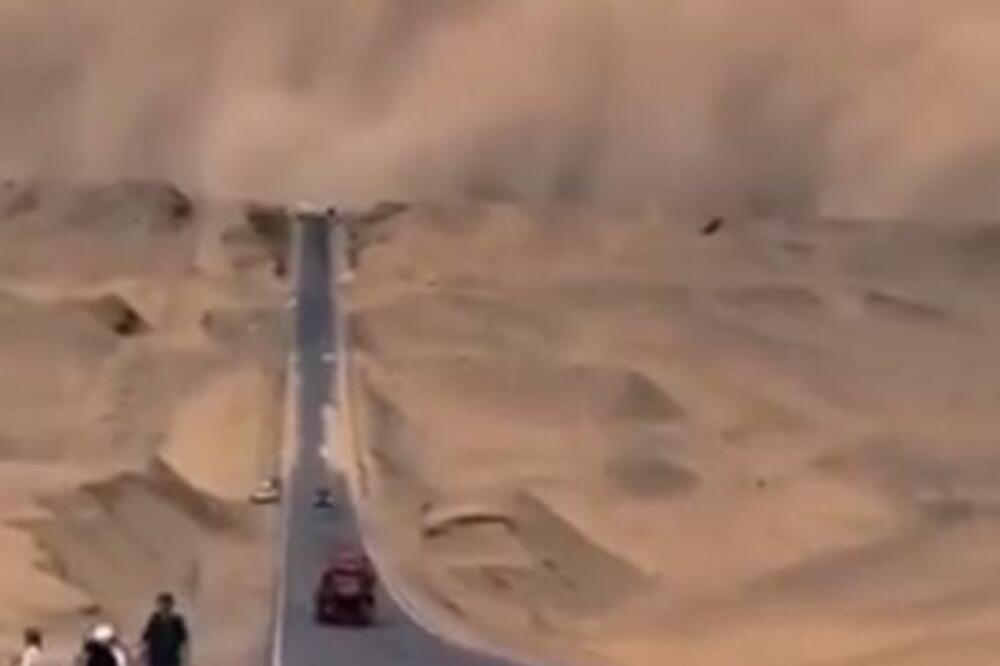 PAKAO U KINI NIJE PRESTAJAO PUNA 4 SATA: Pogledajte peščanu oluju koja briše sve pred sobom! VIDEO