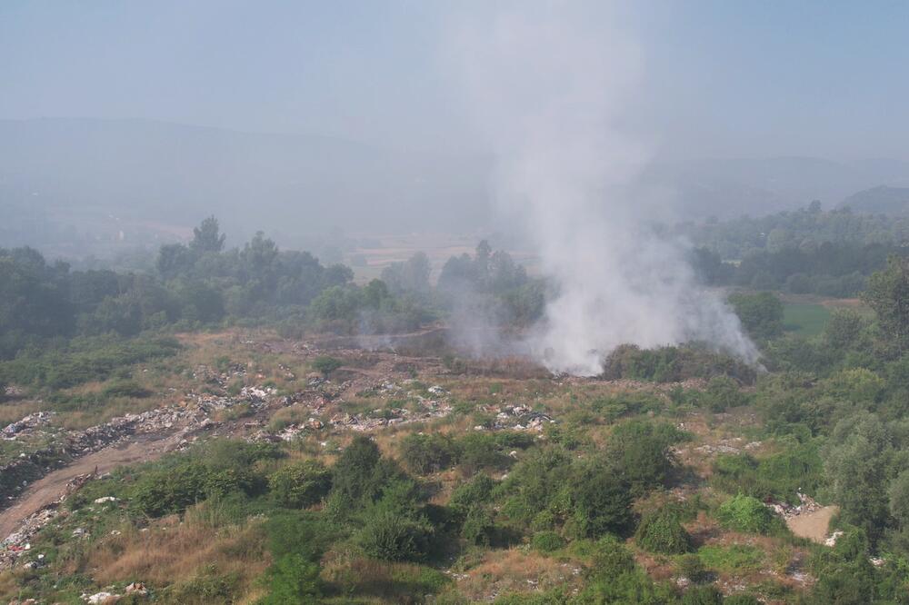 OD DIMA SE NIJE VIDEO PRST PRED OKOM, A SADA SE ŠIRI NESNOSAN SMRAD: Celu noć gorela DEPONIJA kod Požege! (FOTO)