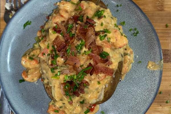 STARINSKI RECEPT IZ ŠUMADIJE: Seljački krompir zapečen sa kajmakom i slaninom, LEPI SE ZA PRSTE!