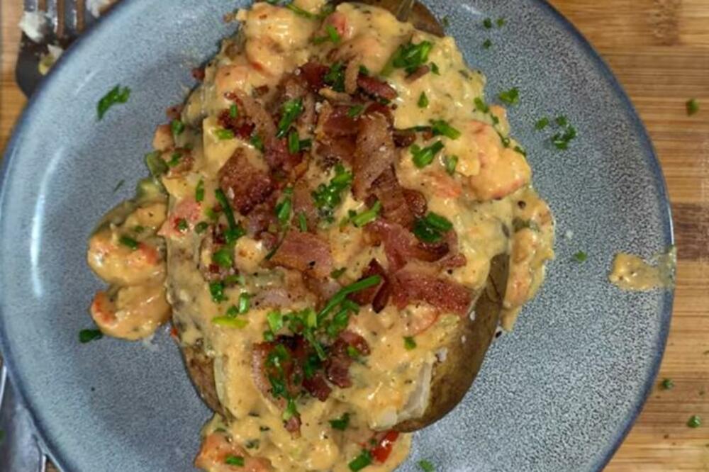 STARINSKI RECEPT IZ ŠUMADIJE: Seljački krompir zapečen sa kajmakom i slaninom, LEPI SE ZA PRSTE!