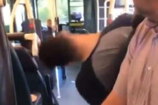 ČOVEK ZAMALO DA IZGUBI GLAVU U AUTOBUSU! Kada vidite šta je uradio BOLEĆE i vas (VIDEO)