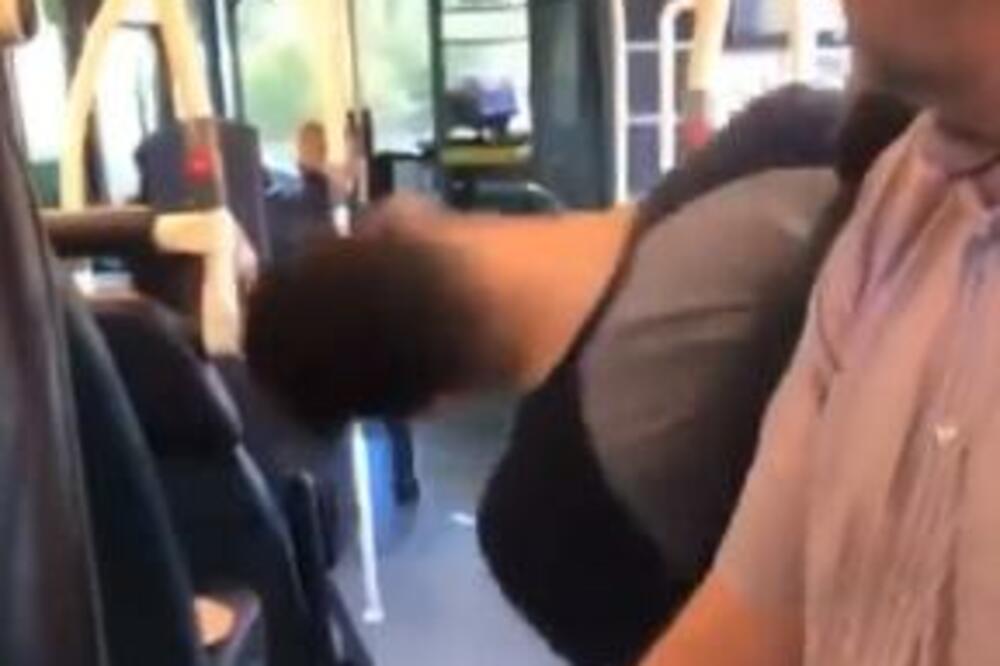 ČOVEK ZAMALO DA IZGUBI GLAVU U AUTOBUSU! Kada vidite šta je uradio BOLEĆE i vas (VIDEO)
