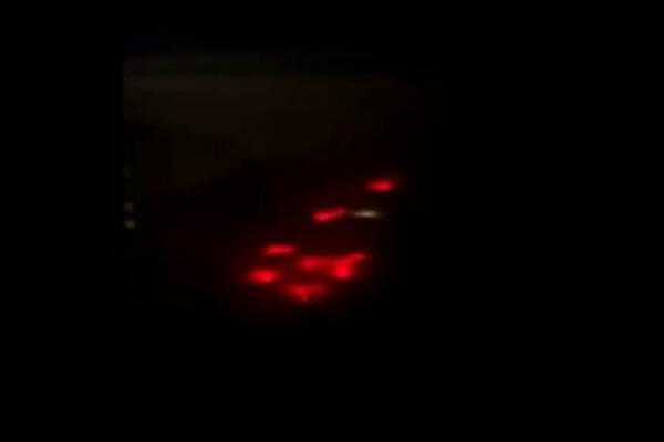 VRATA PAKLA SNIMLJENA NA NEBU? Ljudi uplašeno gledaju SNIMAK, CRVENO JE I LEBDI (VIDEO)