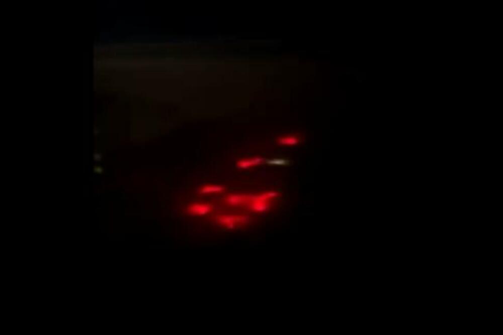 VRATA PAKLA SNIMLJENA NA NEBU? Ljudi uplašeno gledaju SNIMAK, CRVENO JE I LEBDI (VIDEO)