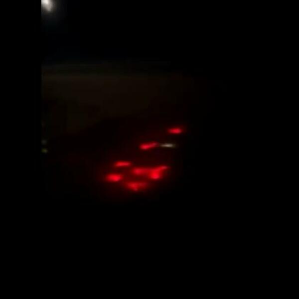 VRATA PAKLA SNIMLJENA NA NEBU? Ljudi uplašeno gledaju SNIMAK, CRVENO JE I LEBDI (VIDEO)