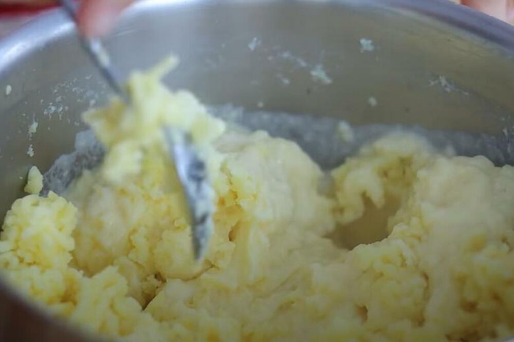 SAMO UKOLIKO OVAKO PODGREJETE KROMPIR PIRE, NEĆETE SEBI NAŠKODITI: Sve ostalo je OTROVNO!