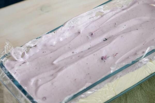 DVOSLOJNI SLADOLED: Omiljena poslastica ovog leta gotova je ZA TREN OKA, ODUŠEVIĆETE SE (RECEPT)