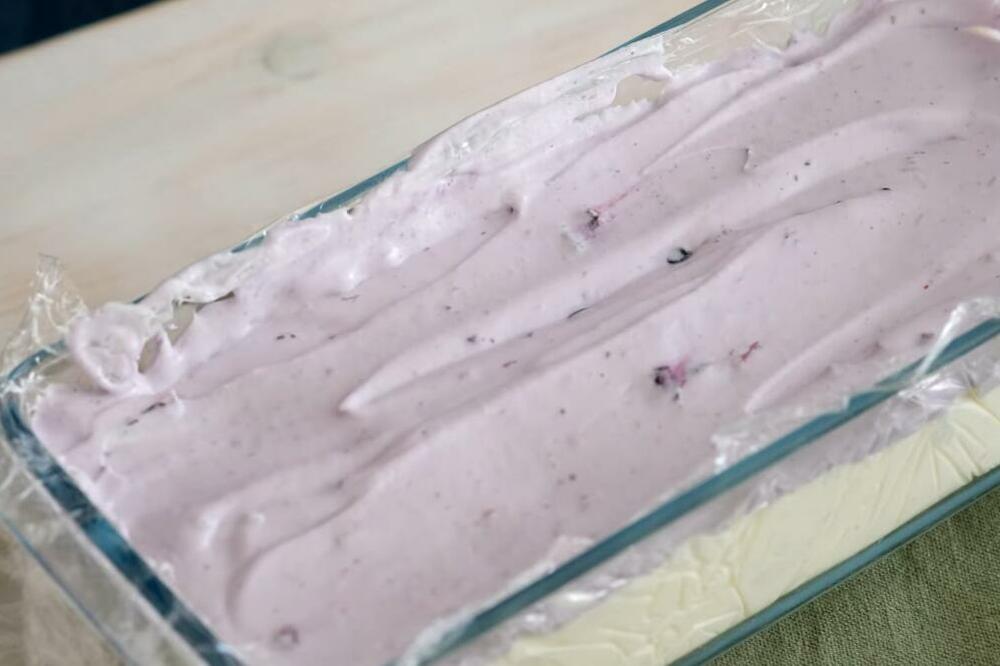 DVOSLOJNI SLADOLED: Omiljena poslastica ovog leta gotova je ZA TREN OKA, ODUŠEVIĆETE SE (RECEPT)