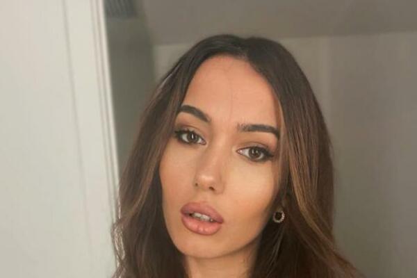 SKINULA SE IVA U MINIJATURURNI CRVENI BIKINI, PA MUŠKARCIMA RASPALILA MAŠTU: Od ove POZE skače PRITISAK (FOTO)