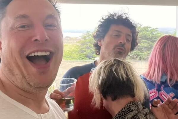 IZAŠLA SLIKA BRUTALNIH ORGIJA: Jedu sa GOLIH ŽENA, a među njima i POZNATI MUŠKARAC (FOTO)