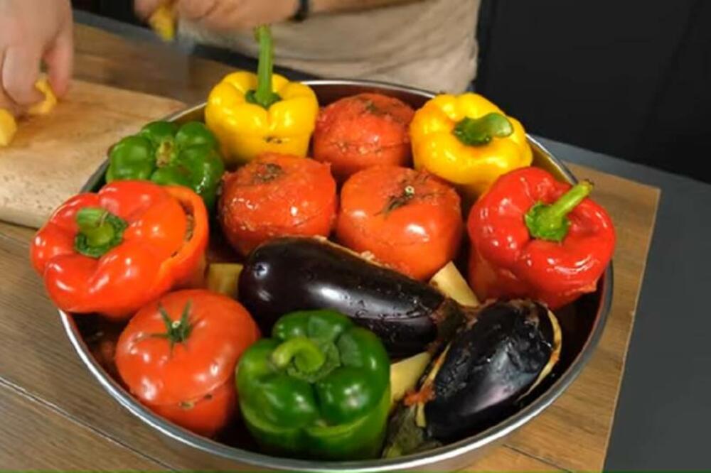 ZEPEČENO ŠARENO POVRĆE ZA VRELE LETNJE DANE: Grčki recept za ručak LAGAN KAO PERO! (VIDEO)