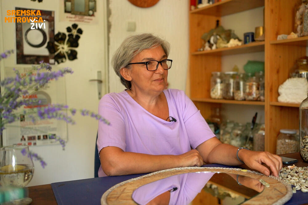 SANJA IZ LAĆARKA PRAVI "SREĆNA OGLEDALA": Ona sebi napravi lep sok, pusti finu muziku i počinje NIRVANA! (VIDEO)