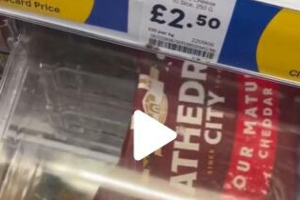 HAOS U SUPERMARKETU! Žena se uhvatila za pakovanje sira, nije poverovala kako je obezbeđeno od krađe! (VIDEO)