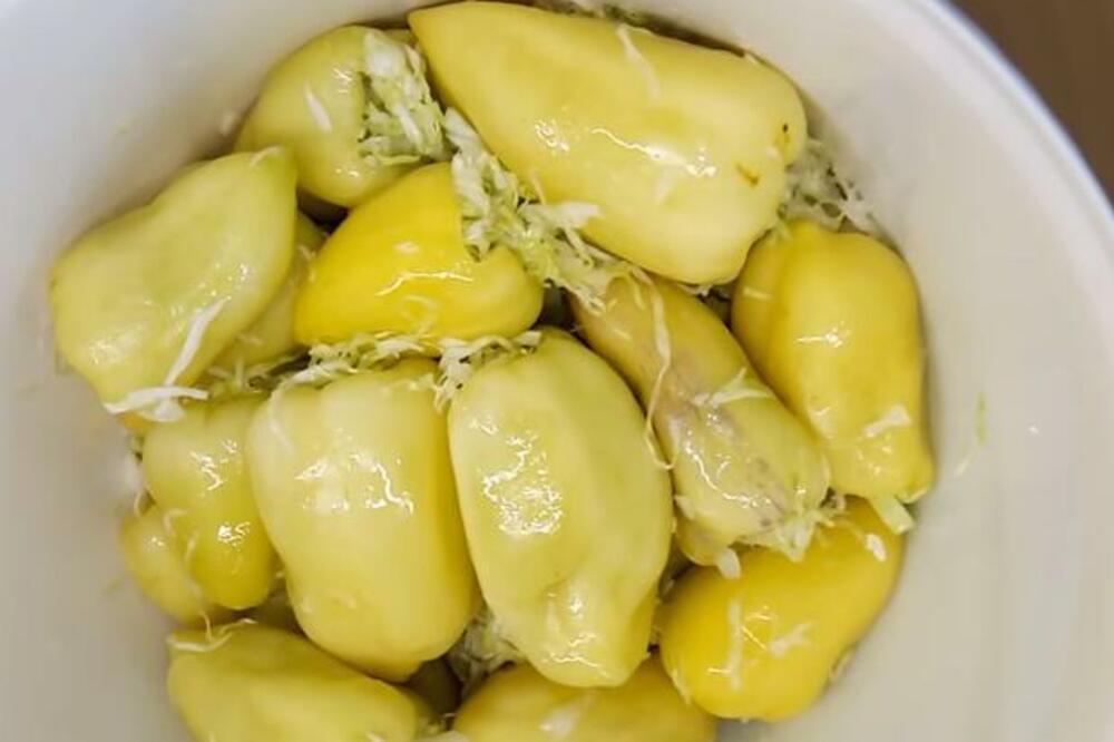 UKISELJENE PAPRIKE PUNJENE KUPUSOM: Proveren recept naših baka bez konzervansa i aditiva! (VIDEO)
